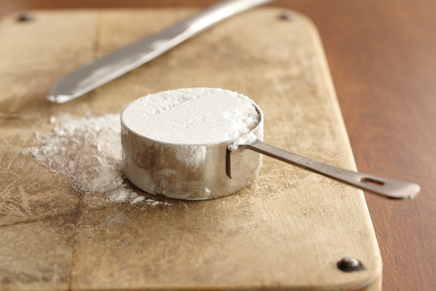 mistura de farinha sem glúten num copo de medição