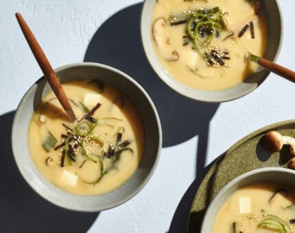 Sopa de miso tradicional com tofu e shiitake