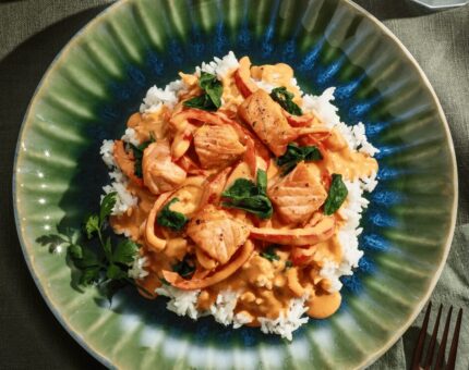 Caril vermelho de camarões com arroz