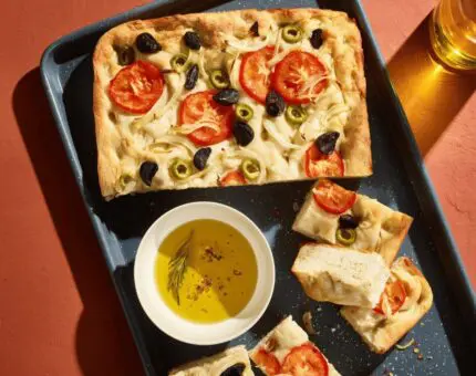 Focaccia italiana com tomate e cebola