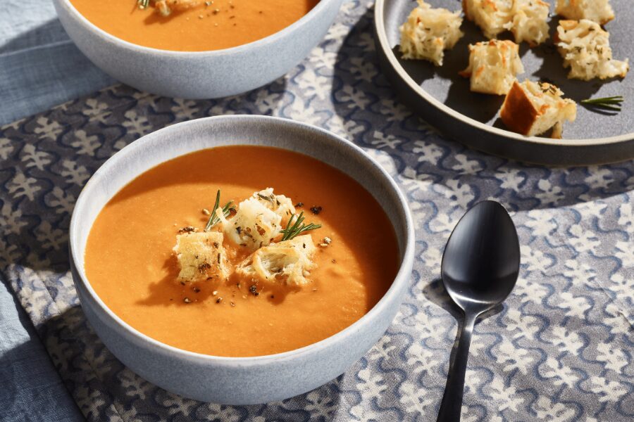 sopa de tomate italiana servida com croutons