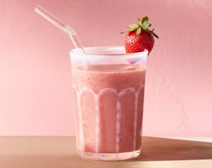 Batido de morango com água de coco e uvas