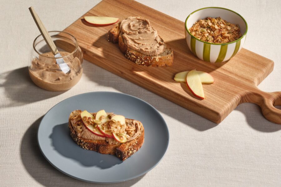 pasta de amêndoas com pedaços de fruta e muesli pasta de amêndoas com pedaços de fruta e muesli