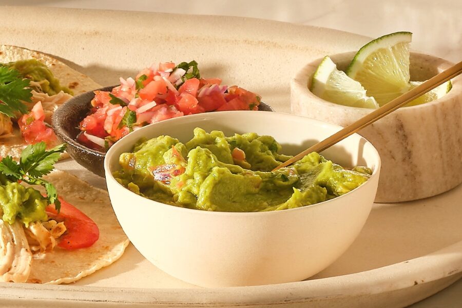 guacamole servido com molho mexicano e fajitas guacamole servido com molho mexicano e fajitas